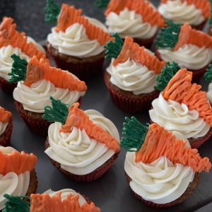 carrot cake cupcakes with icing that looks like carrots on top